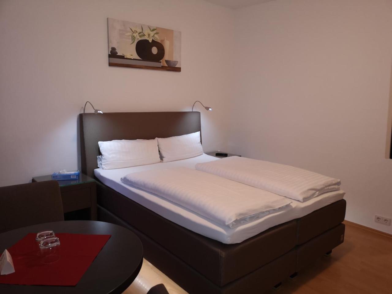 Tuniberg Restaurant Hotel Freiburg im Breisgau Room photo